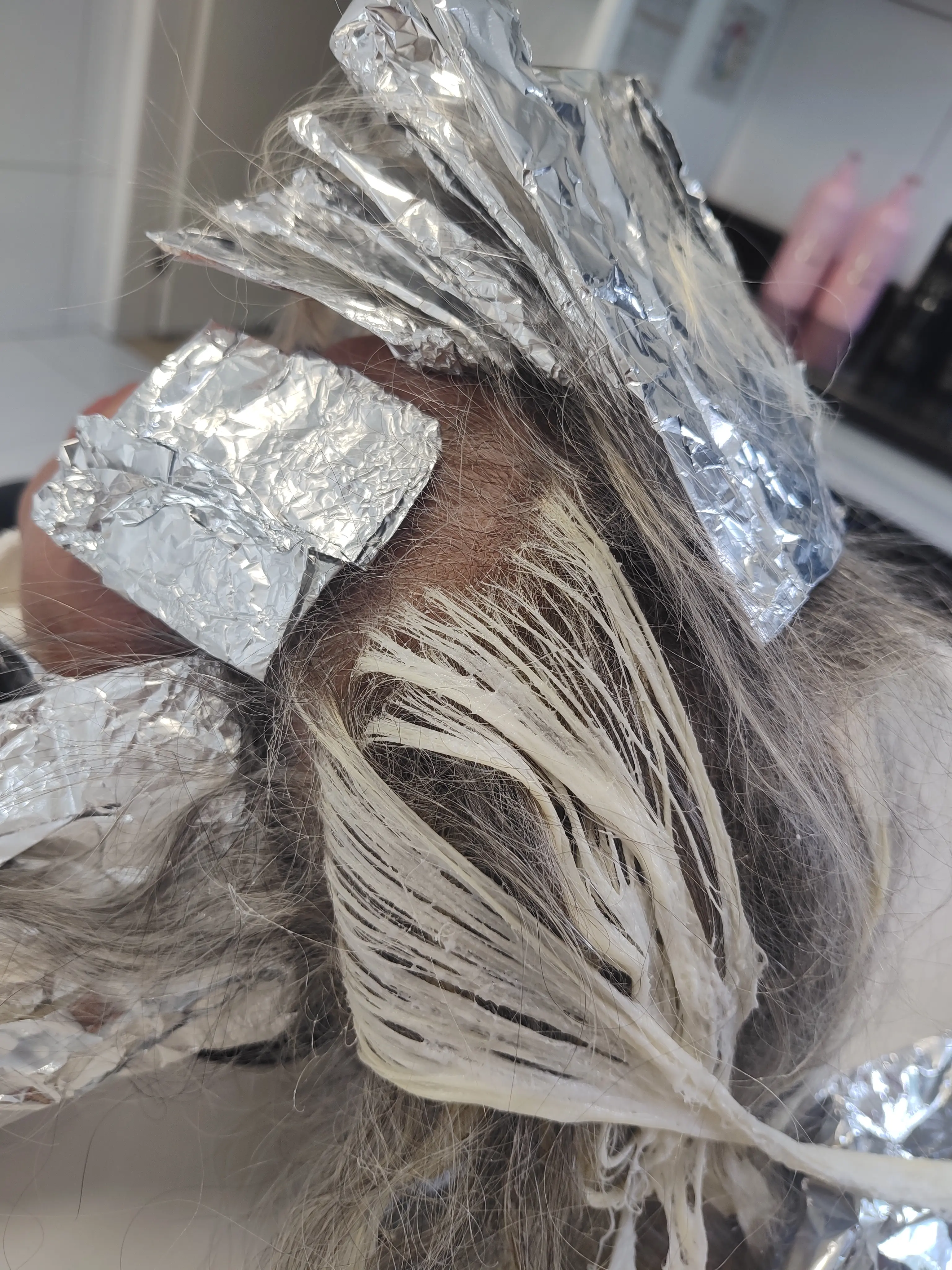 Técnica de mechas sem manchas — aplicação precisa Técnica de mechas sem manchas — aplicação precisa